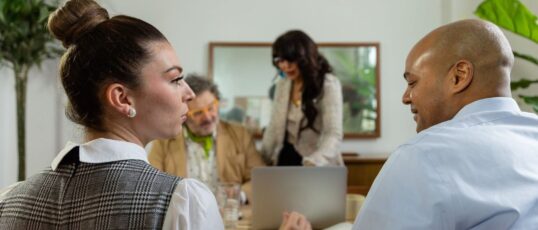 Det osynliga projektledarskapet: Vem bär det emotionella arbetet på jobbet?