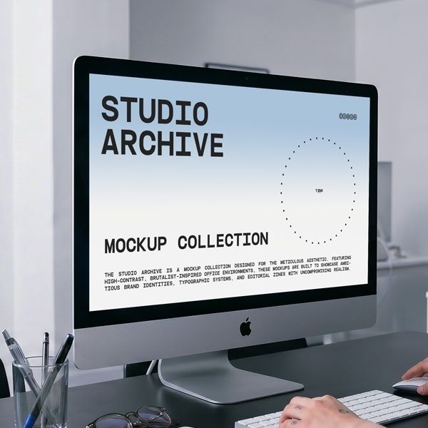 Datorskärm med mockup-design i zine-estetik på ett skrivbord